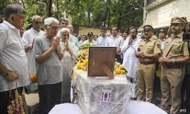 अहमदाबाद में 12 जून को हुए एयर इंडिया विमान दुर्घटना में जान गंवाने वाले कैप्टन सुमीत सभरवाल को उनके 88 वर्षीय वृद्ध पिता ने नम आंखों और जुड़े हाथों से अंतिम श्रद्धांजलि दी