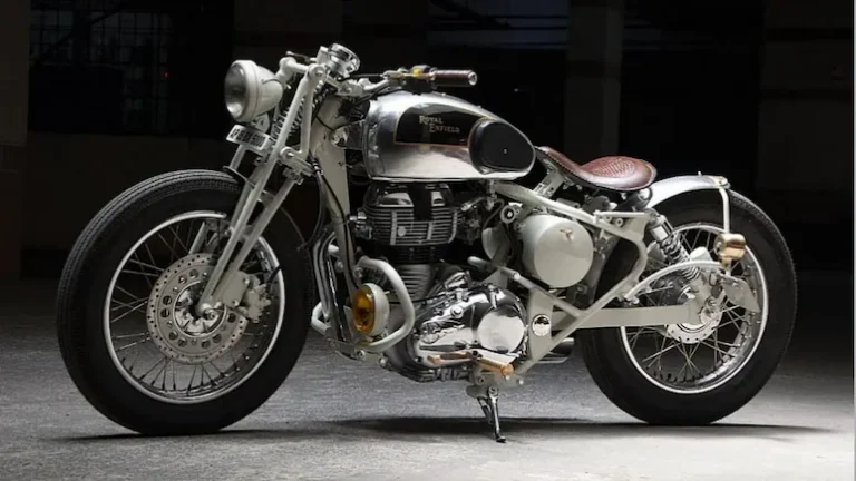 Read more about the article **रॉयल एनफील्ड क्लासिक 350 कस्टम बॉबर बीते युग का प्रतिनिधित्व** 