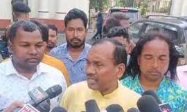 आदिवासी समाज युवा महासभा के तहत पूर्व मुख्यमंत्री मधु कोड़ा झारखंड के राजपाल से मुलाकात किया,